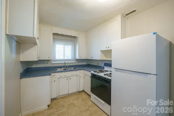 $325,000 | 829 4th Avenue Southwest, Hickory, NC 28602