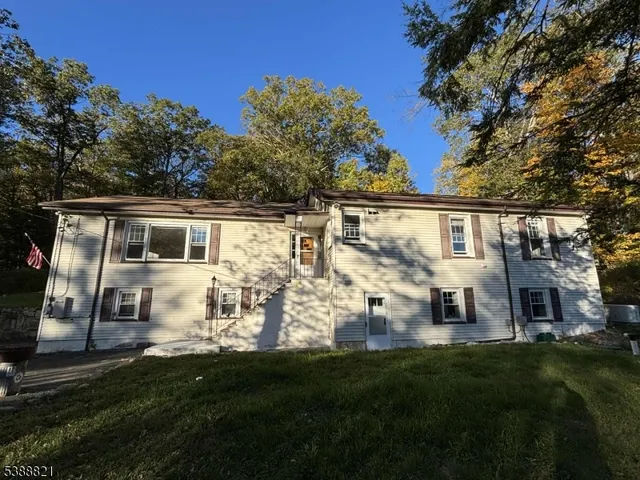 a view of a house with backyard