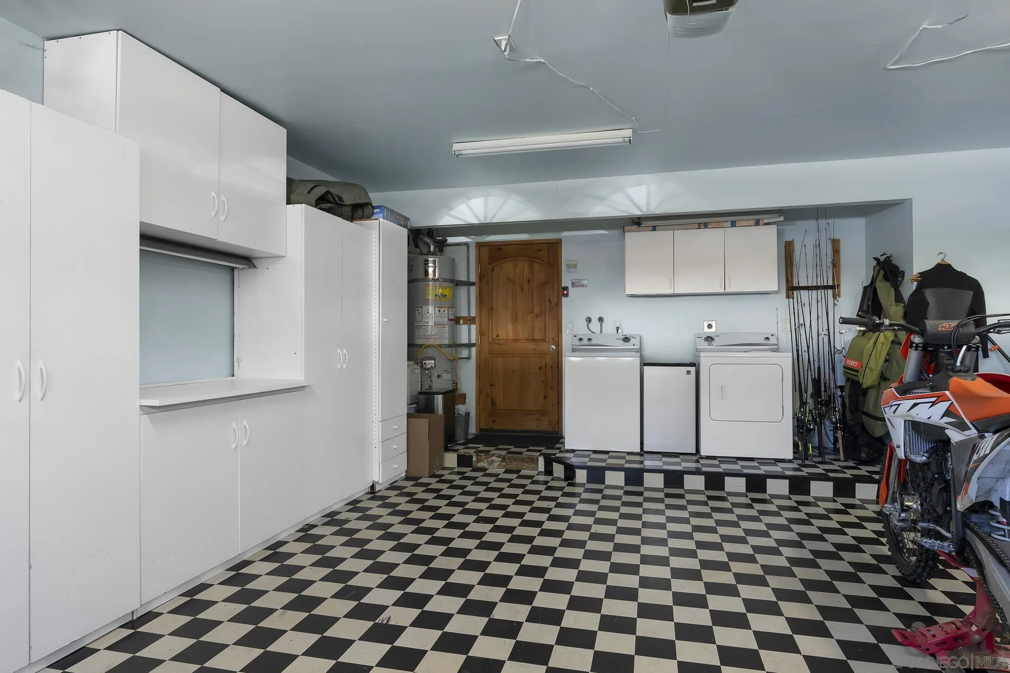 183 Countryhaven Road Encinitas, CA 92024 - Photo 9 of 28 a kitchen with a sink and cabinets