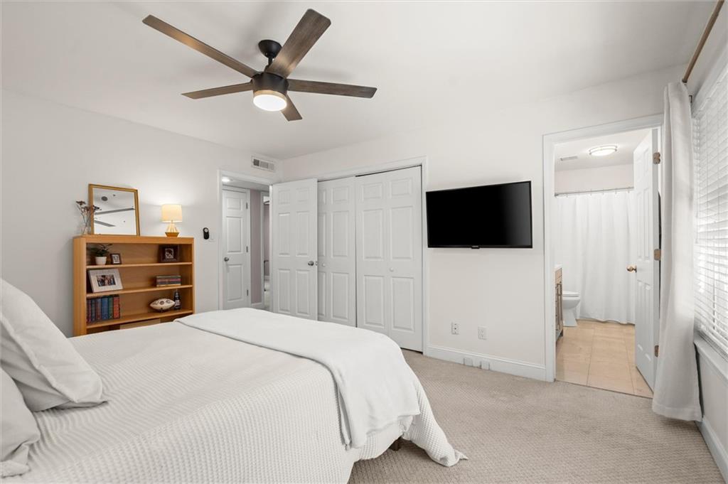 6980 Roswell Road, Unit F7 Atlanta, GA 30328 - Photo 27 of 43 a bedroom with a bed and a flat screen tv