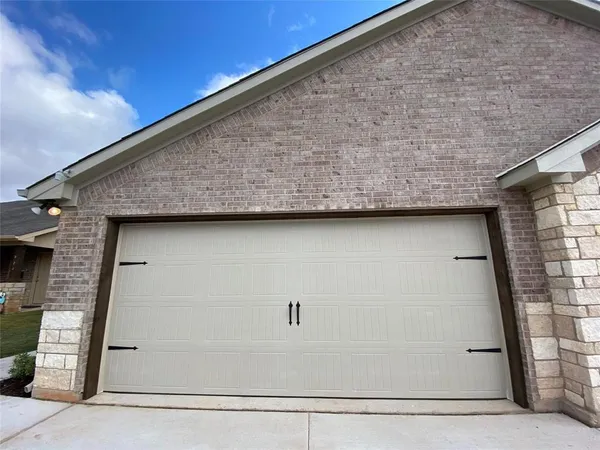 $1,750 | 802 Rolling Terrace Circle, Granbury, TX 76049