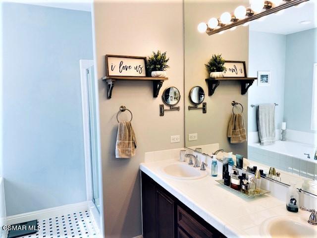 4120 Paredo Way, Unit E Simi Valley, CA 93063 - Photo 8 of 14 Paredo - bathrm 2