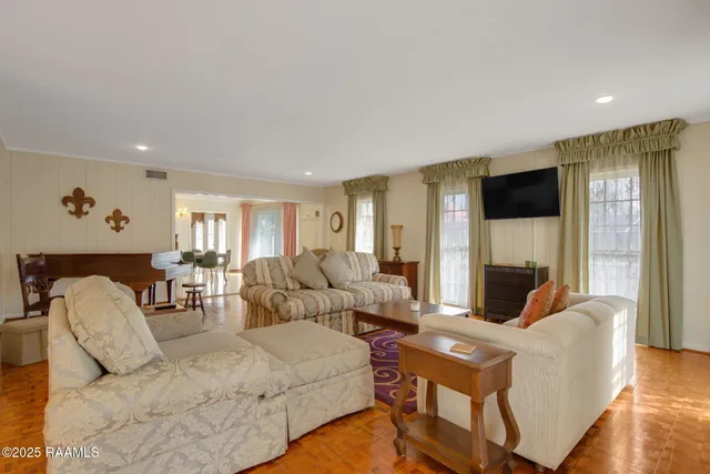 $3,595 | 121 Beverly Drive, Lafayette, LA 70503