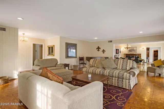 $3,595 | 121 Beverly Drive, Lafayette, LA 70503