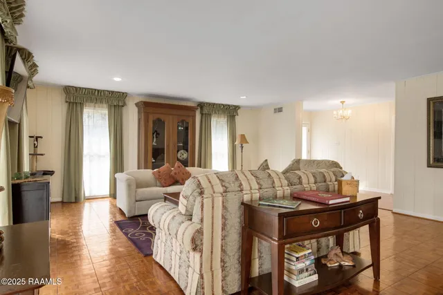 $3,595 | 121 Beverly Drive, Lafayette, LA 70503