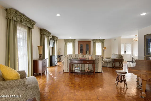 $3,595 | 121 Beverly Drive, Lafayette, LA 70503