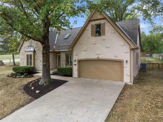 $535,000 | 5826 Oakview, Shawnee, KS 66216