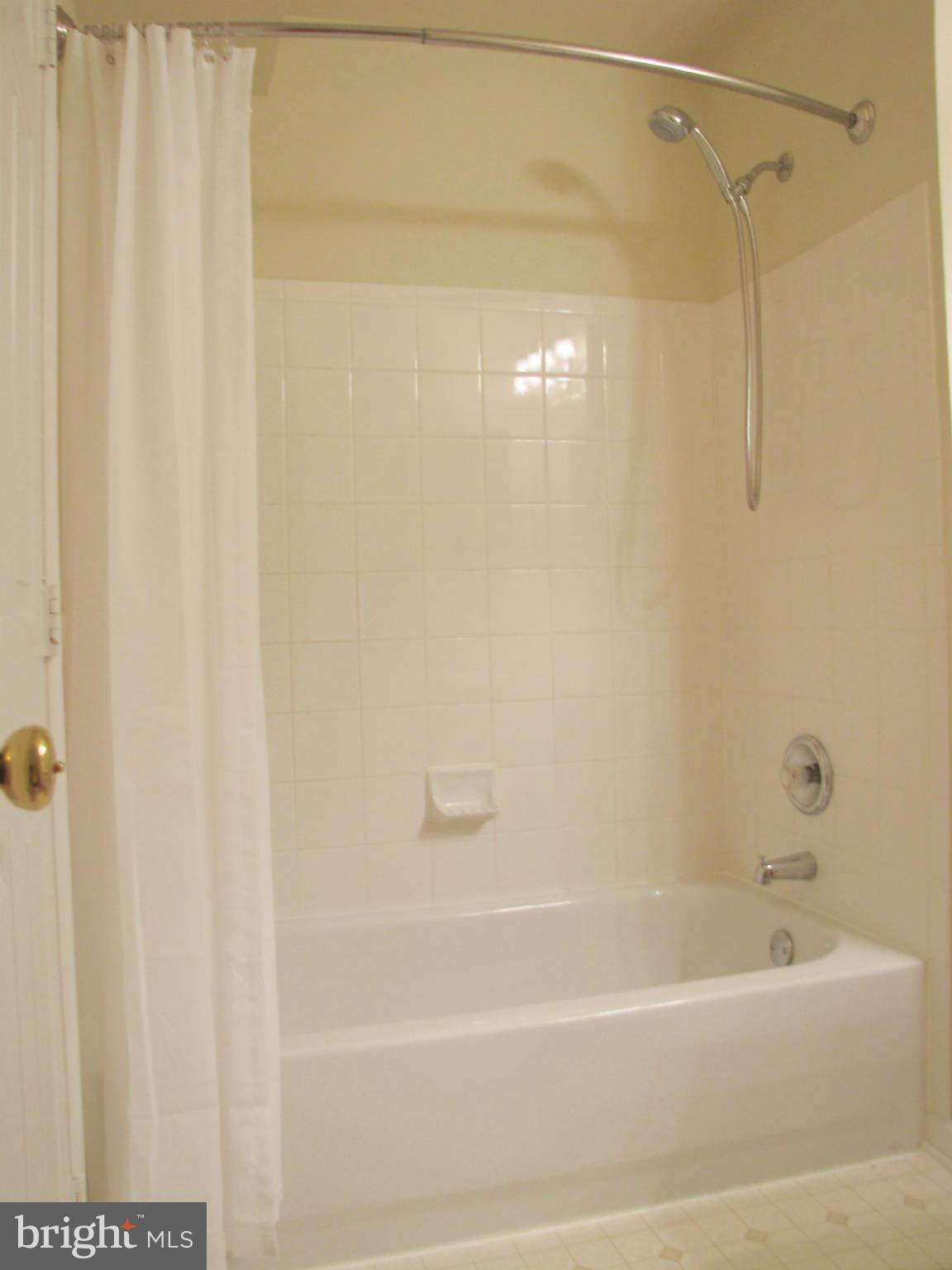635 Constellation Square Southeast, Unit E Leesburg, VA 20175 - Photo 18 of 20 a bathroom with a shower and a bath tub