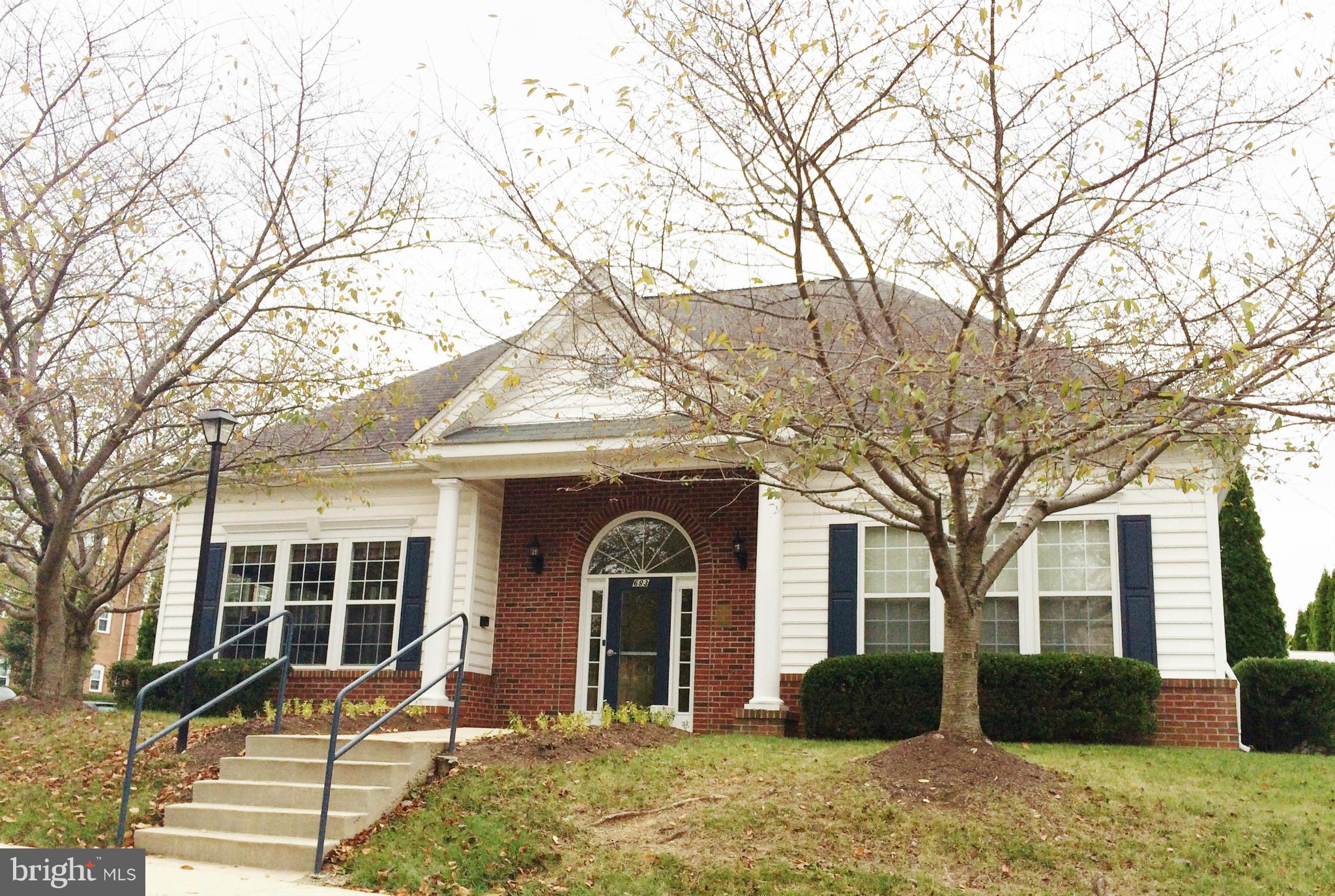 635 Constellation Square Southeast, Unit E Leesburg, VA 20175 - Photo 20 of 20 a front view of a house with garden