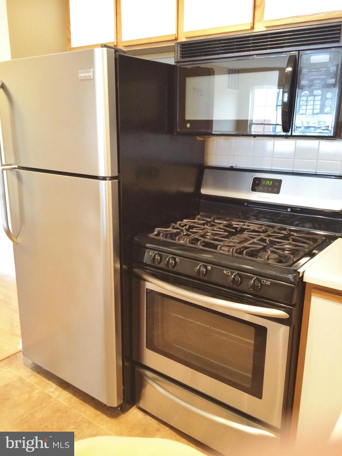635 Constellation Square Southeast, Unit E Leesburg, VA 20175 - Photo 7 of 20 a stove top oven sitting inside of a kitchen
