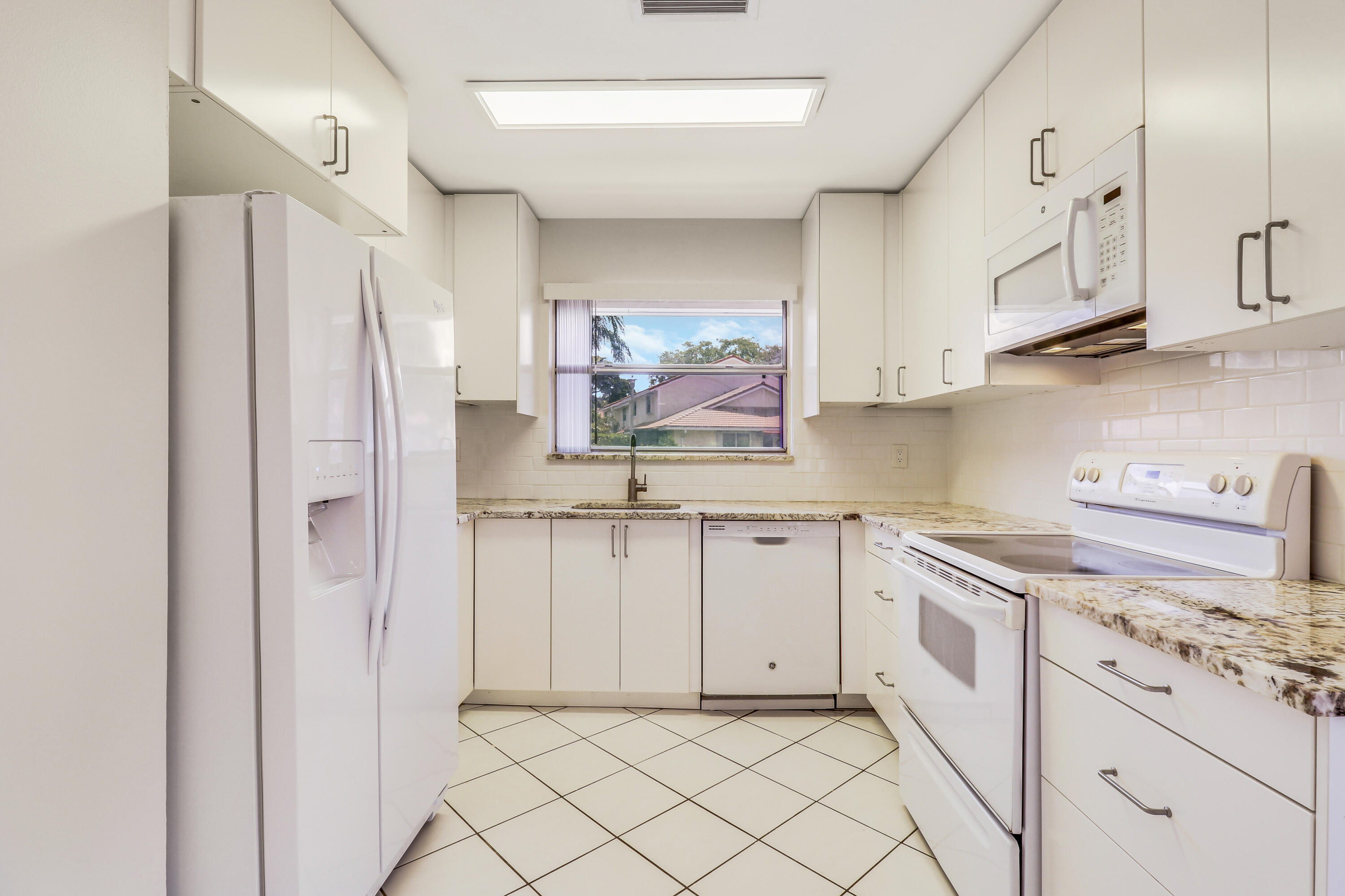 6252 Walk Circle Boca Raton, FL 33433 - Photo 20 of 41 Kitchen