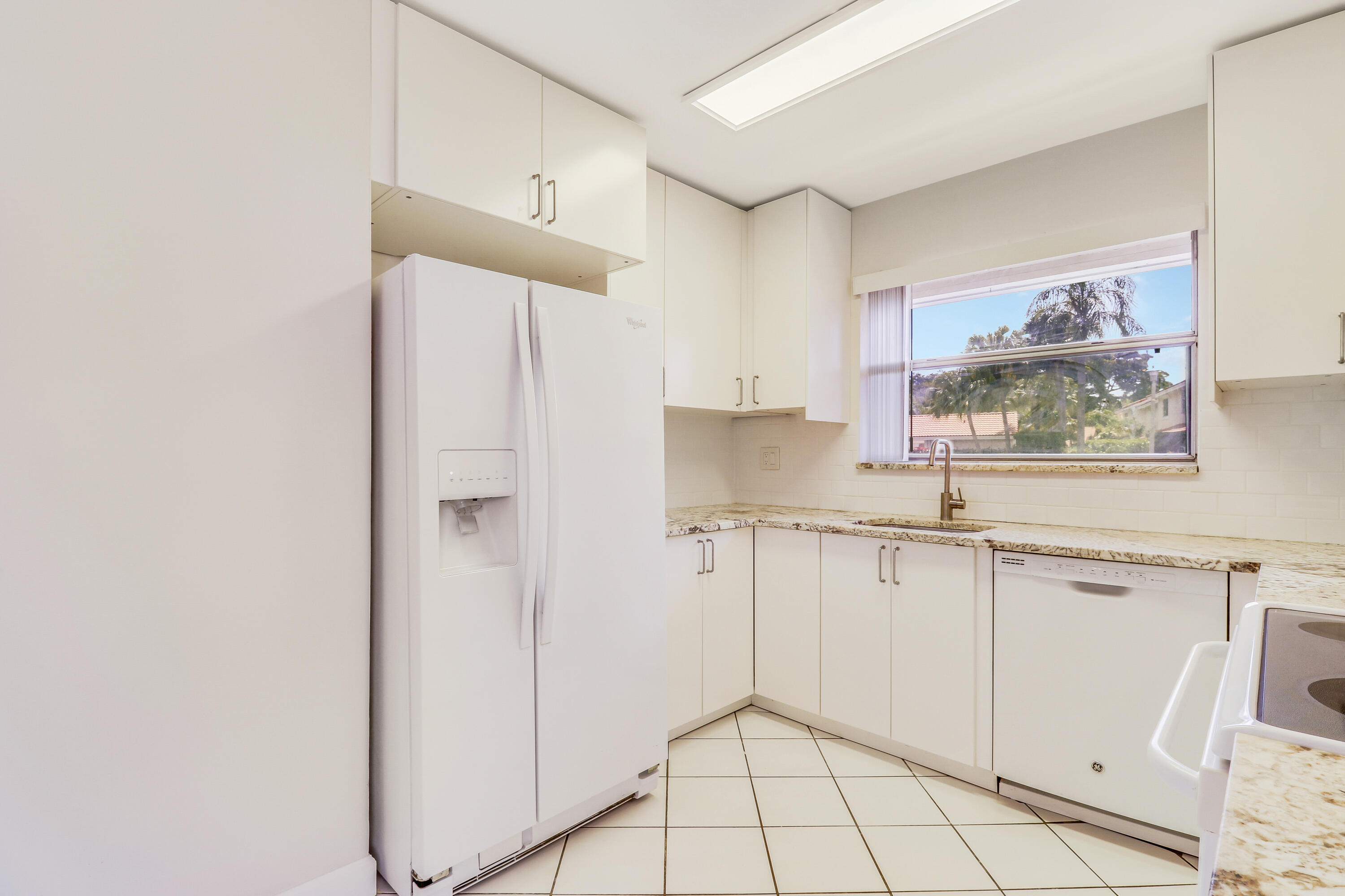 6252 Walk Circle Boca Raton, FL 33433 - Photo 21 of 41 Kitchen