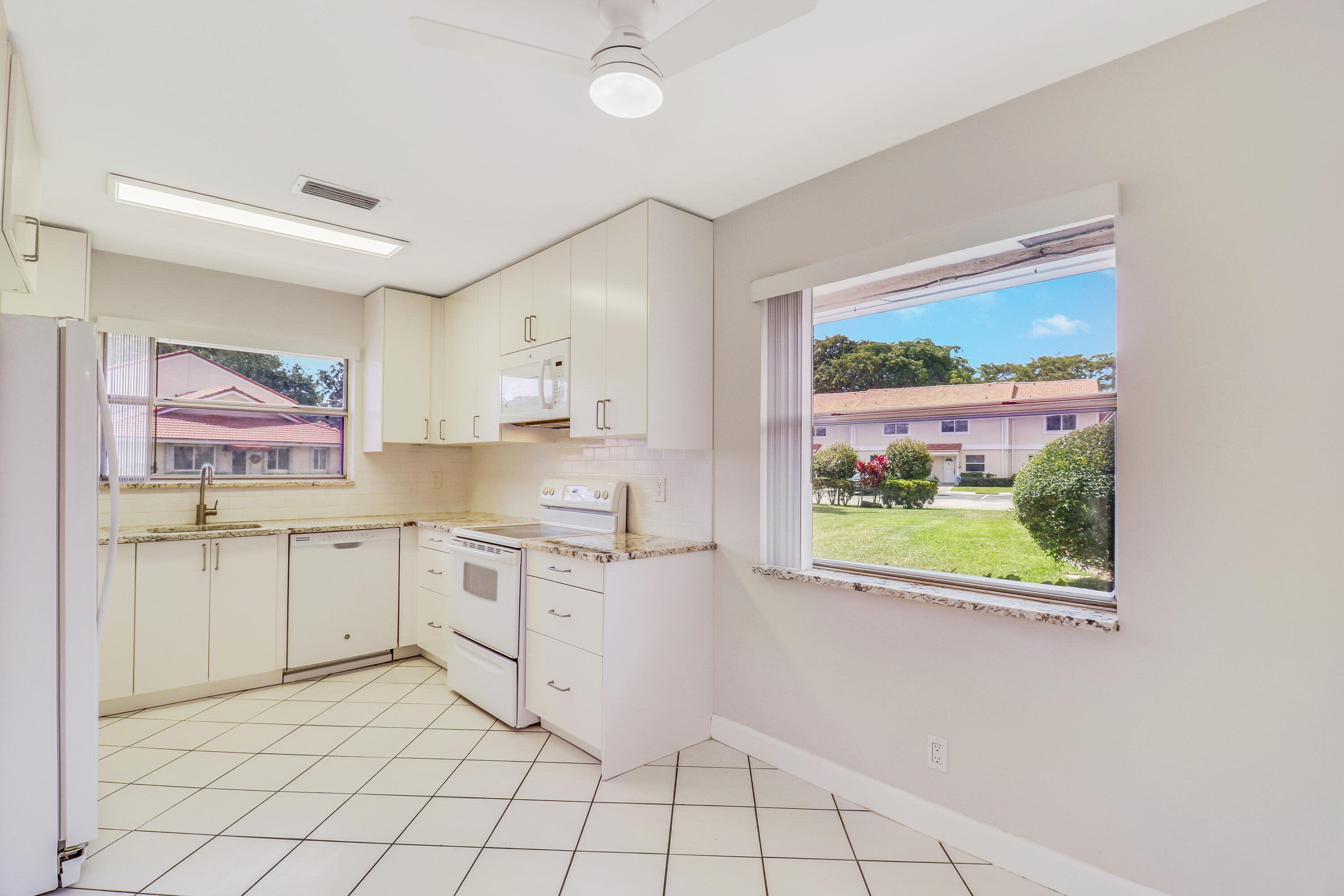 6252 Walk Circle Boca Raton, FL 33433 - Photo 23 of 41 Kitchen