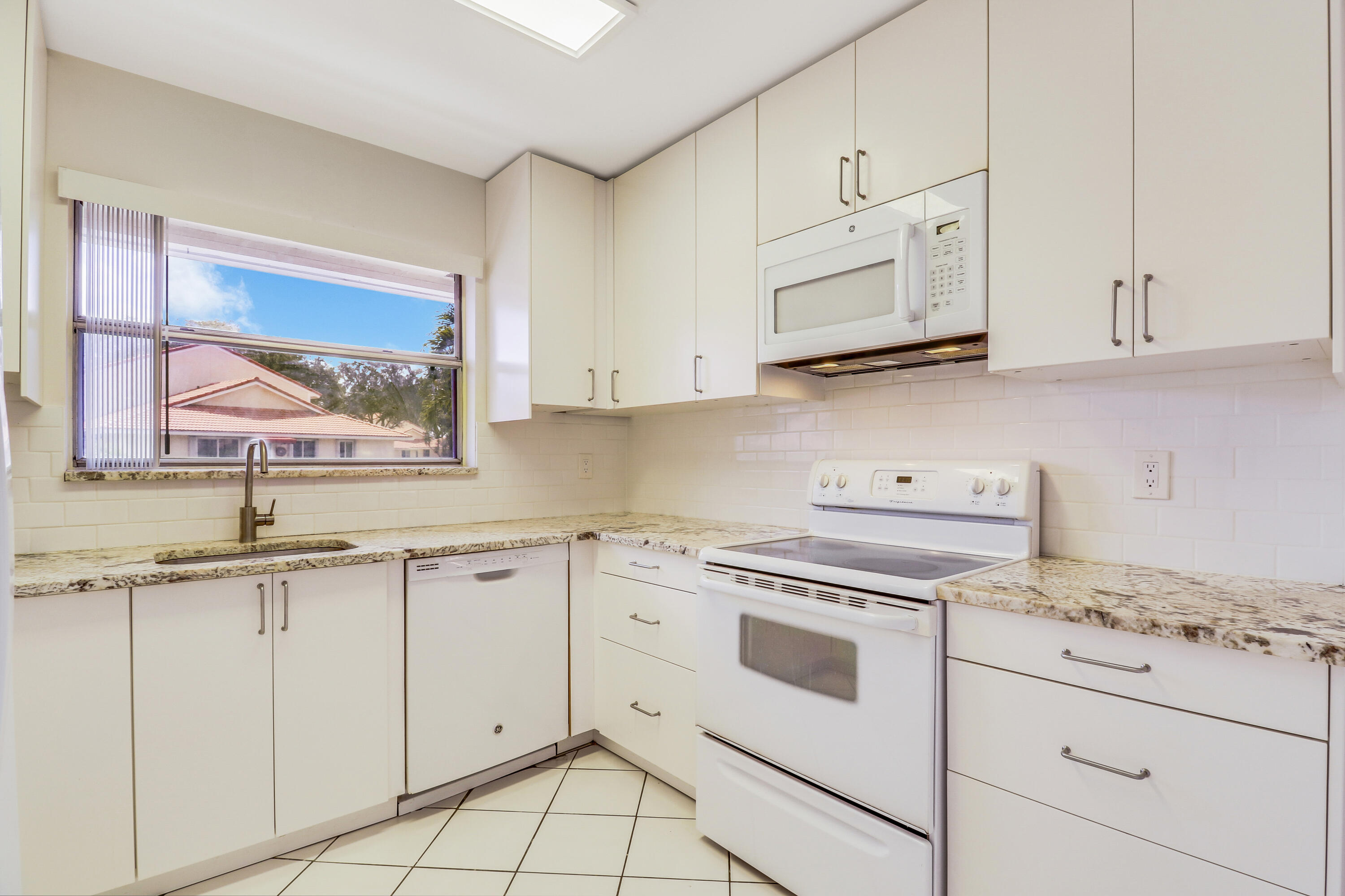 6252 Walk Circle Boca Raton, FL 33433 - Photo 24 of 41 Kitchen