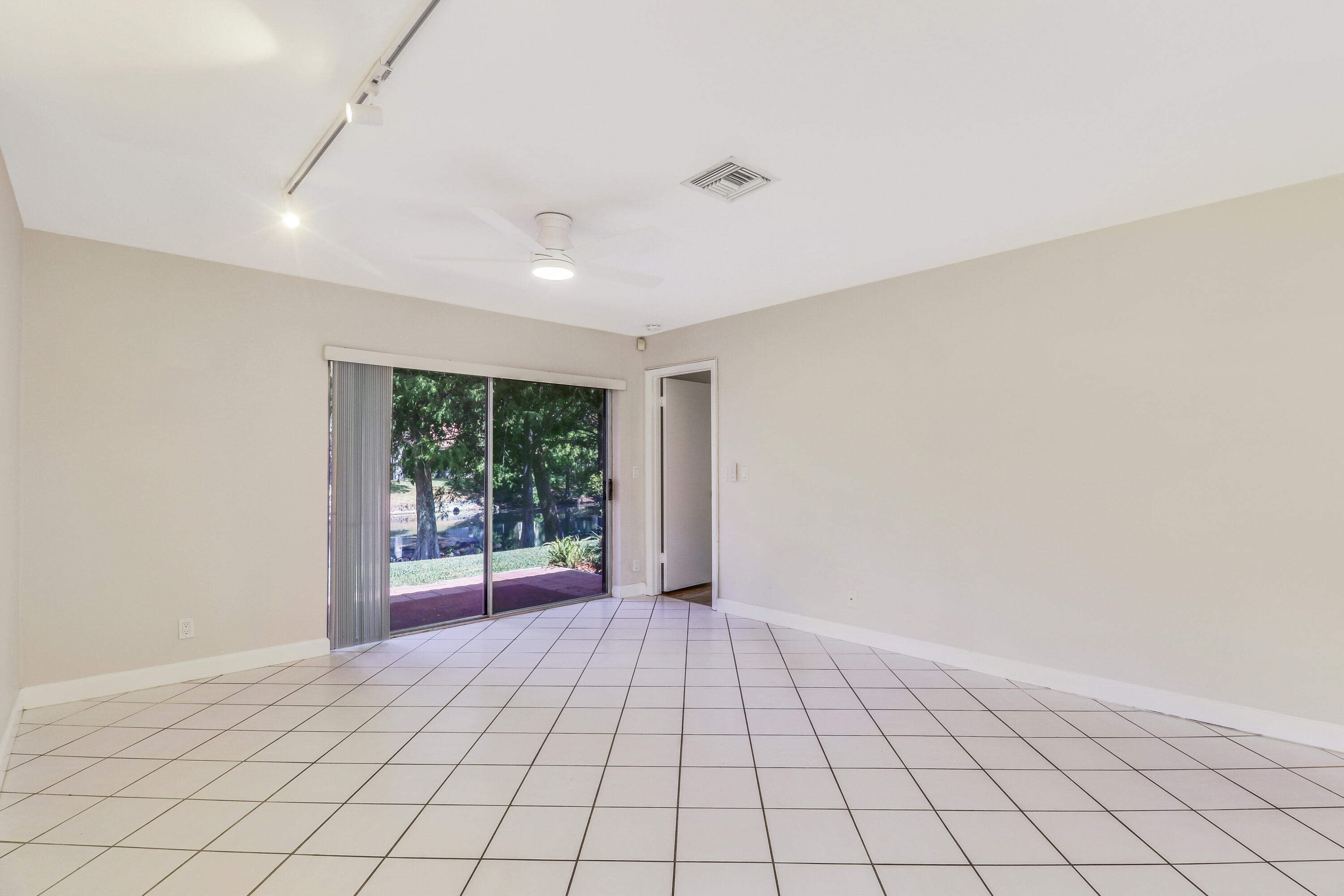 6252 Walk Circle Boca Raton, FL 33433 - Photo 27 of 41 Living Area