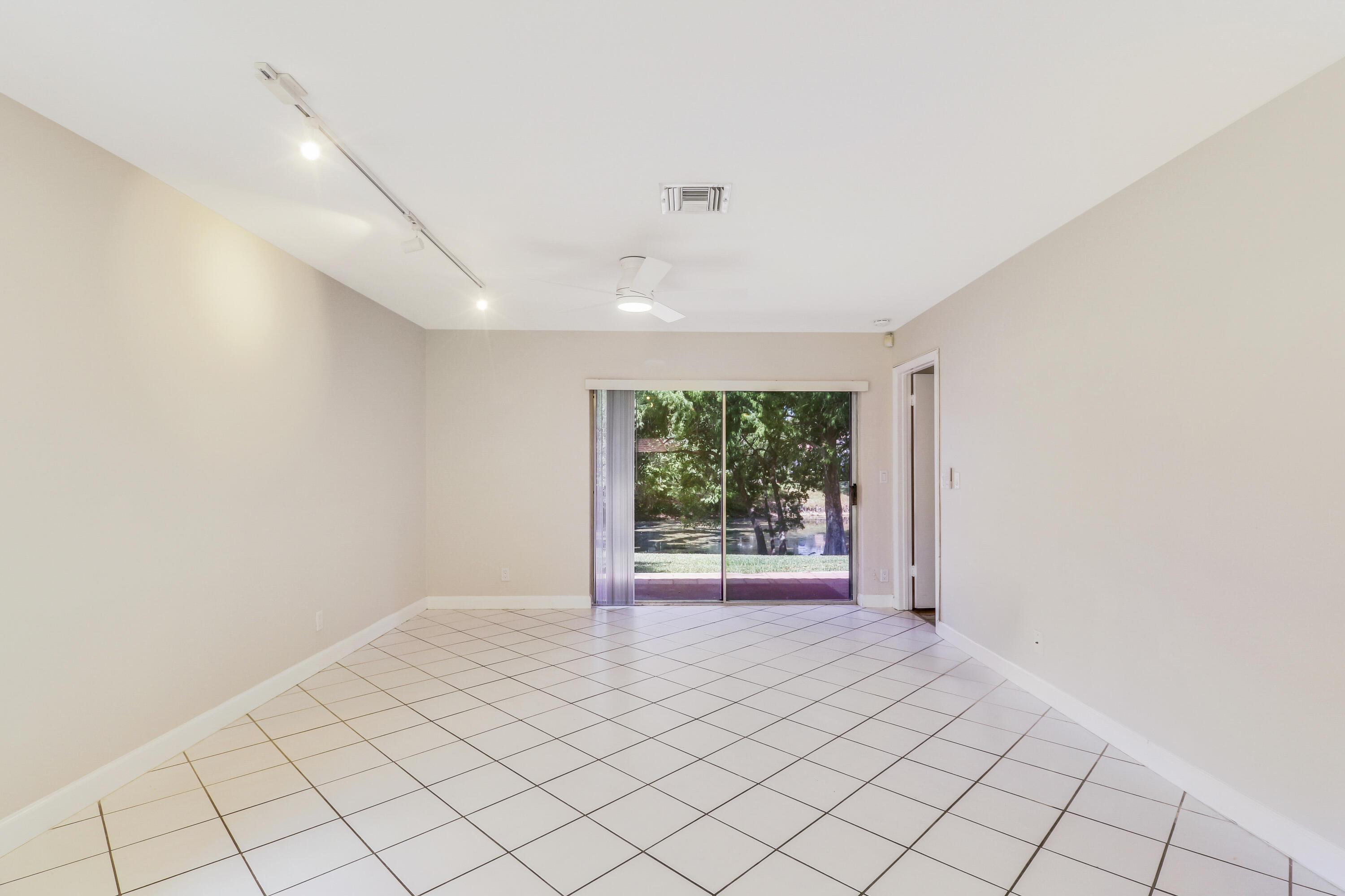 6252 Walk Circle Boca Raton, FL 33433 - Photo 28 of 41 Living Area