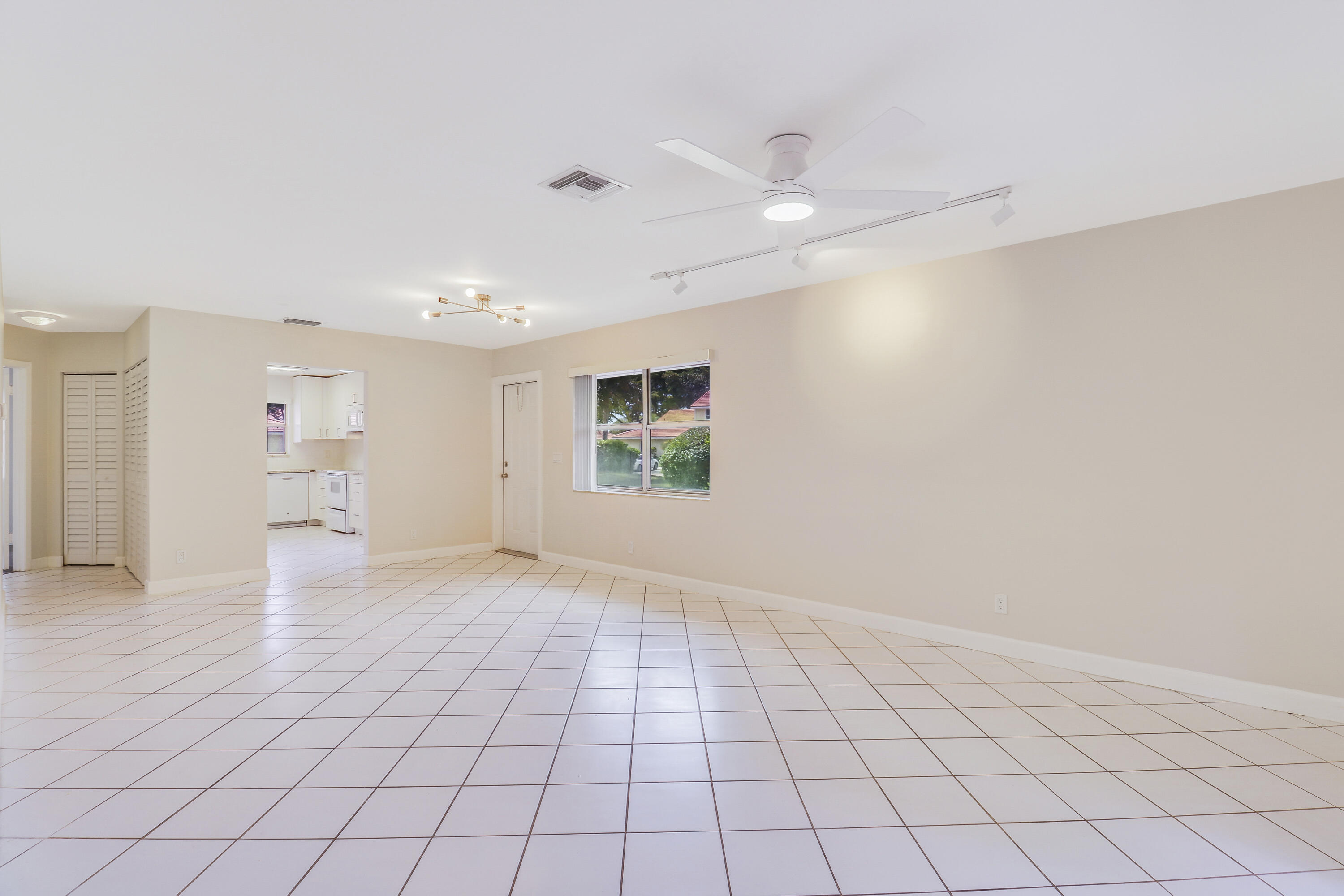 6252 Walk Circle Boca Raton, FL 33433 - Photo 9 of 41 Living / DIning