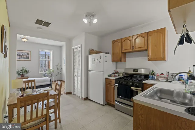 a kitchen that has a stove and a refrigerator