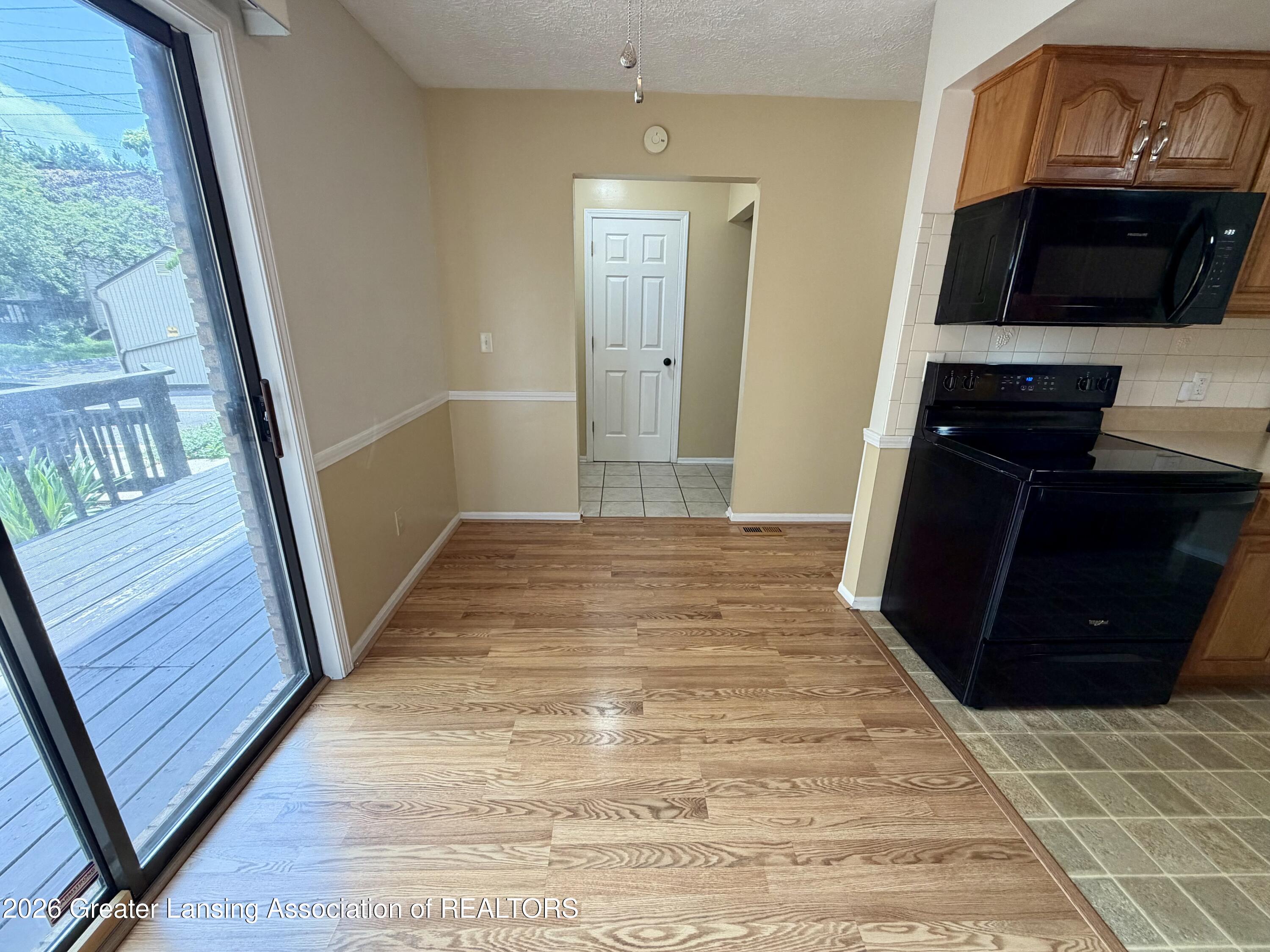 830 Armstrong Road, Unit 17 Lansing, MI 48911 - Photo 8 of 46 IMG_3293