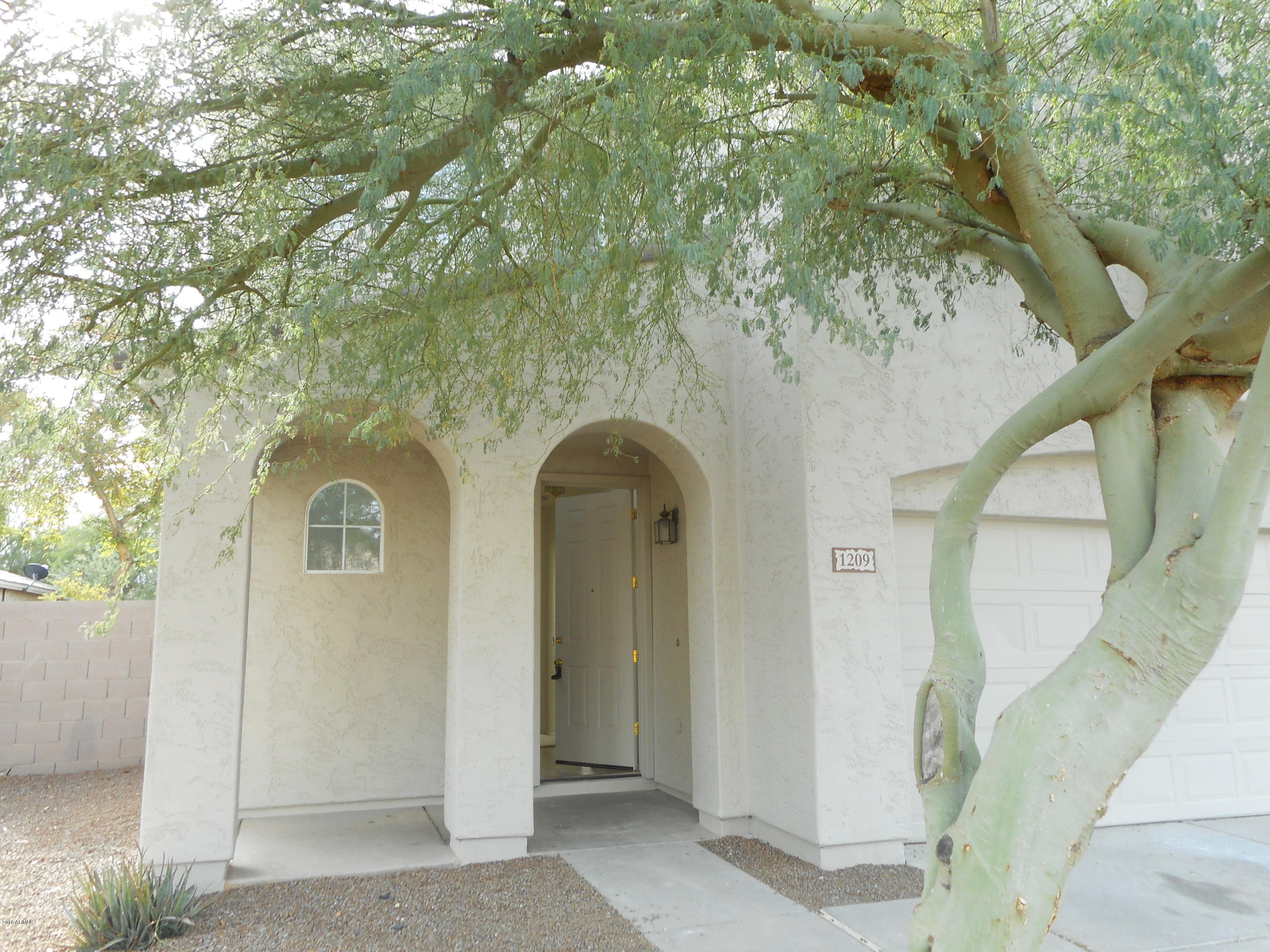 1209 Grenadine Road Phoenix, AZ 85040 - Photo 2 of 18 018