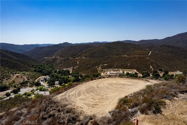 a view of a backyard with green space