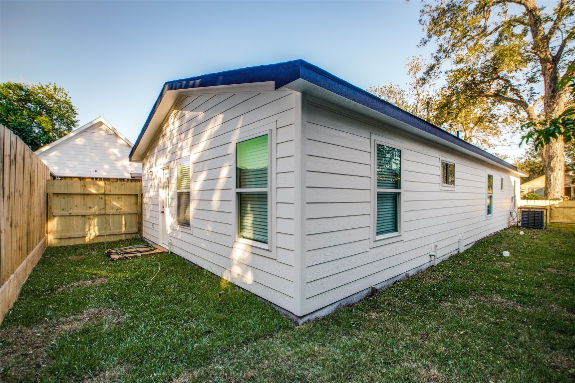 1212 Hamblen Street Houston, TX 77009 - Photo 12 of 13 a view of a house with a yard