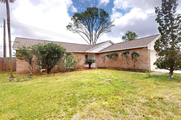 $2,000 | 2711 Heritage Colony Drive, Webster, TX 77598