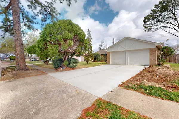 $1,900 | 2711 Heritage Colony Drive, Webster, TX 77598