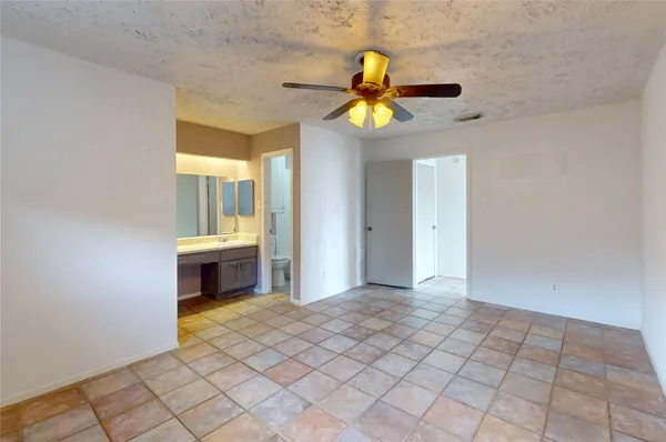 $1,900 | 2711 Heritage Colony Drive, Webster, TX 77598