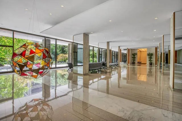 $3,295,000 | 150 East 69th Street, Unit 19N | Lenox Hill