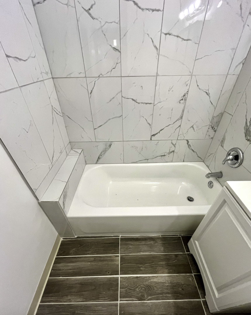 19 South Waller Avenue Chicago, IL 60644 - Photo 3 of 16 a bathroom with a bathtub