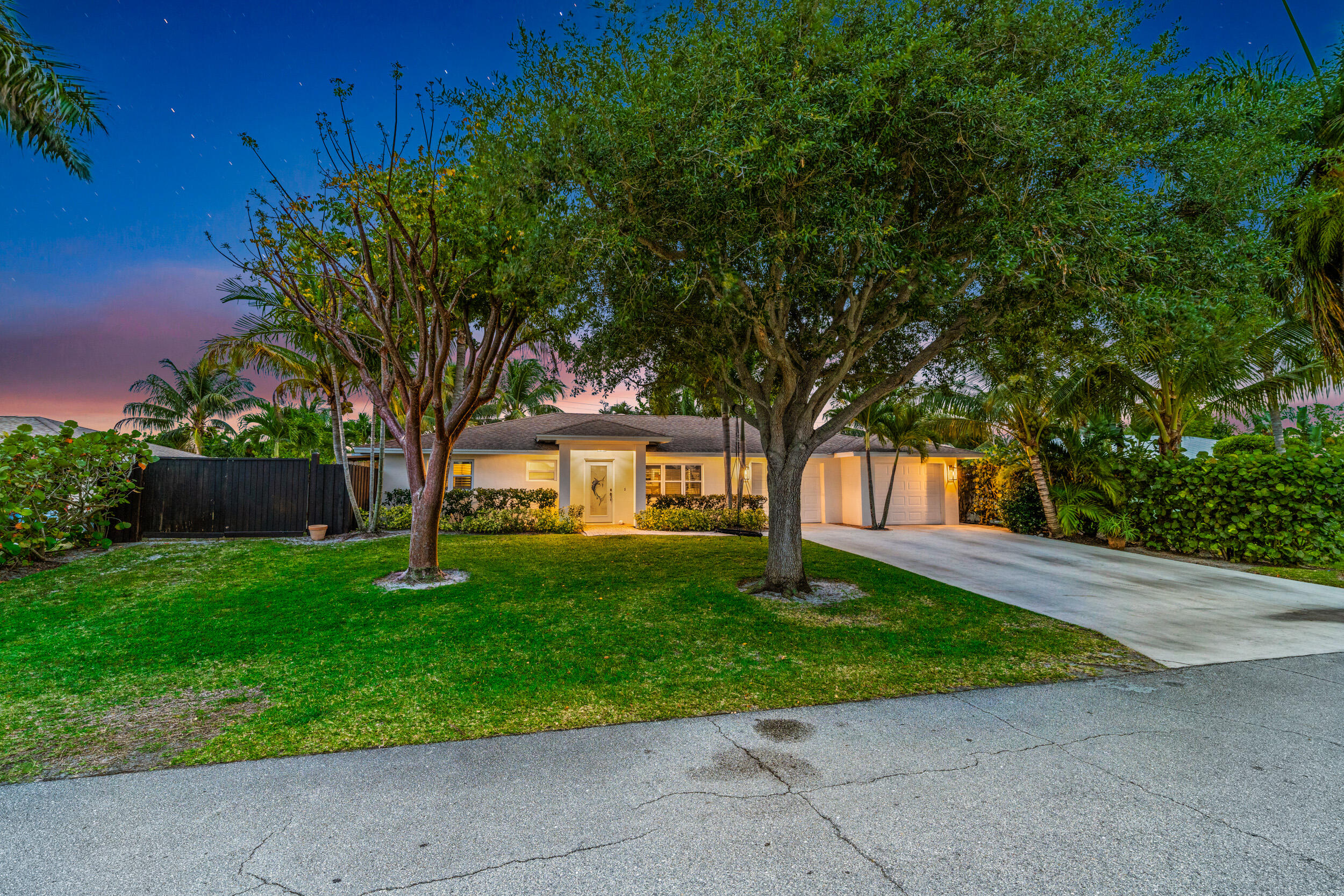 106 Windsor Road East Jupiter, FL 33469 - Photo 2 of 38 106 Windsor Road E-2