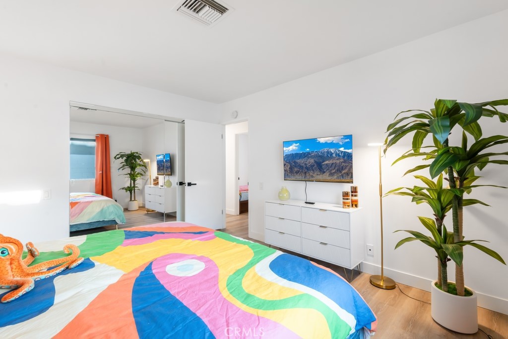 1980 East Rochelle Road Palm Springs, CA 92262 - Photo 34 of 60 a living room with furniture and flat screen tv