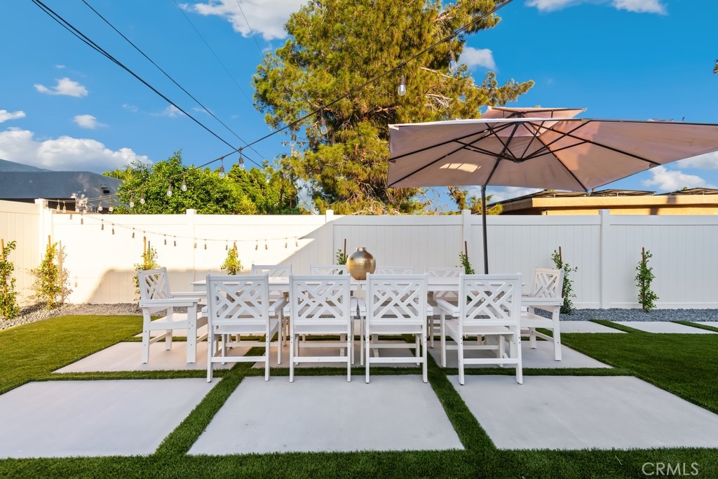 1980 East Rochelle Road Palm Springs, CA 92262 - Photo 40 of 60 a view of an chairs and tables in the patio