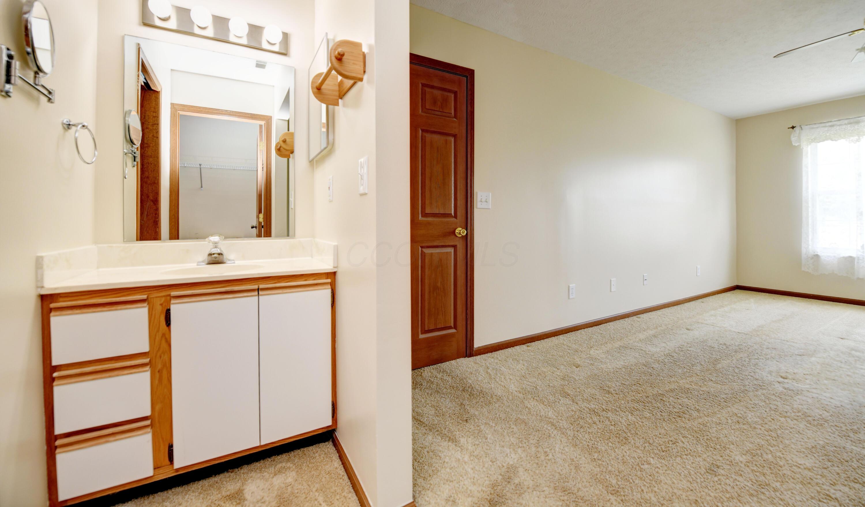 279 Goose Pond Road, Unit D Newark, OH 43055 - Photo 19 of 32 En Suite Bath (2)