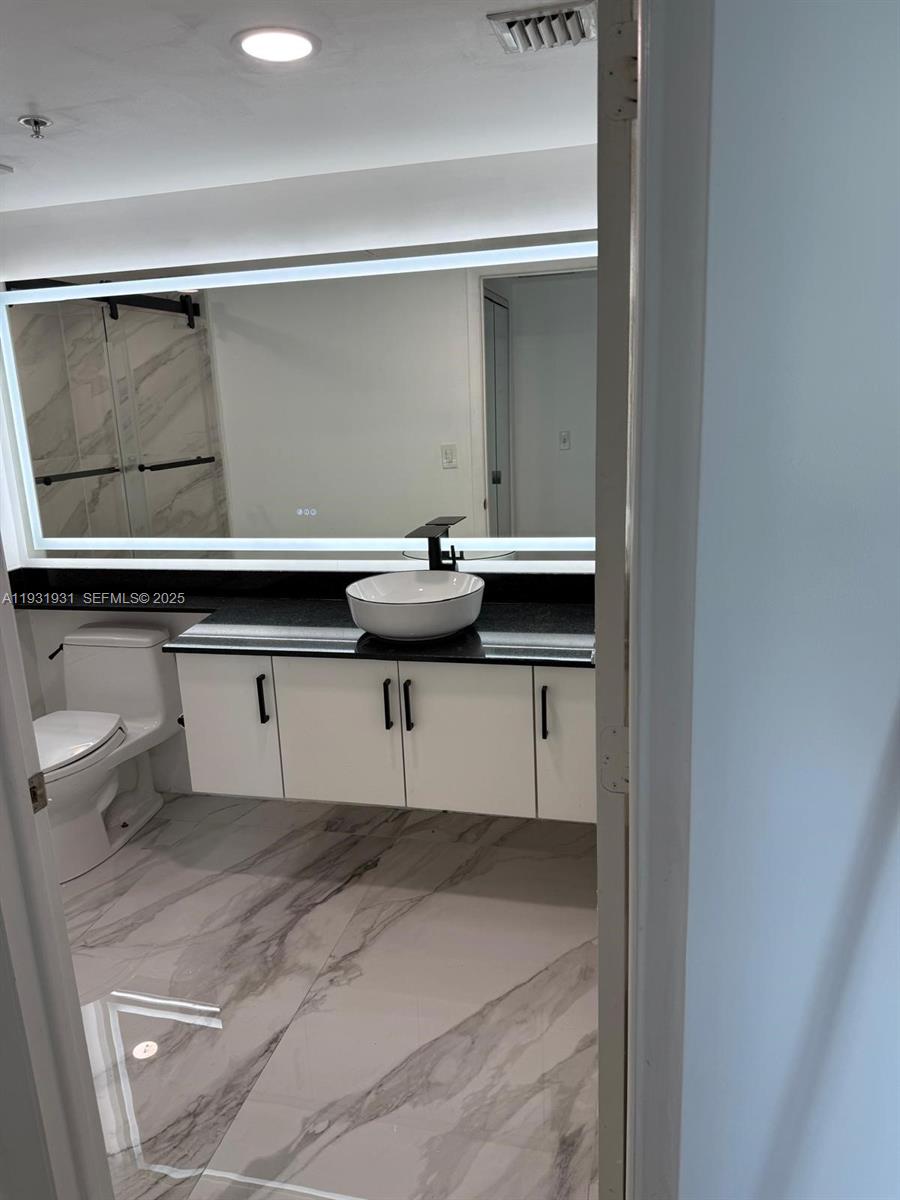 31 Southeast 5th Street, Unit 2907 Miami, FL 33131 - Photo 11 of 38 a room with a bench and cabinets