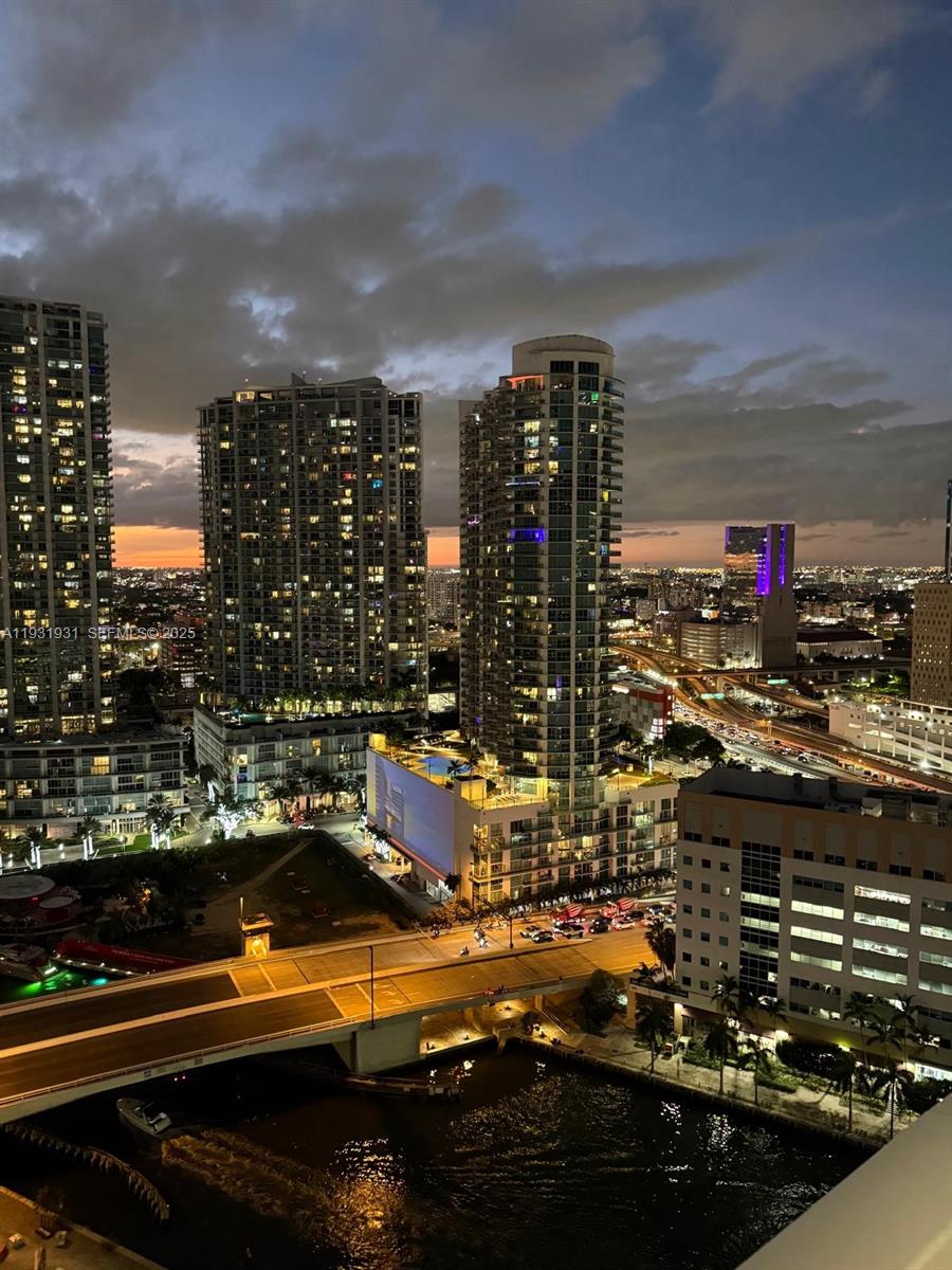 31 Southeast 5th Street, Unit 2907 Miami, FL 33131 - Photo 16 of 38 a city view