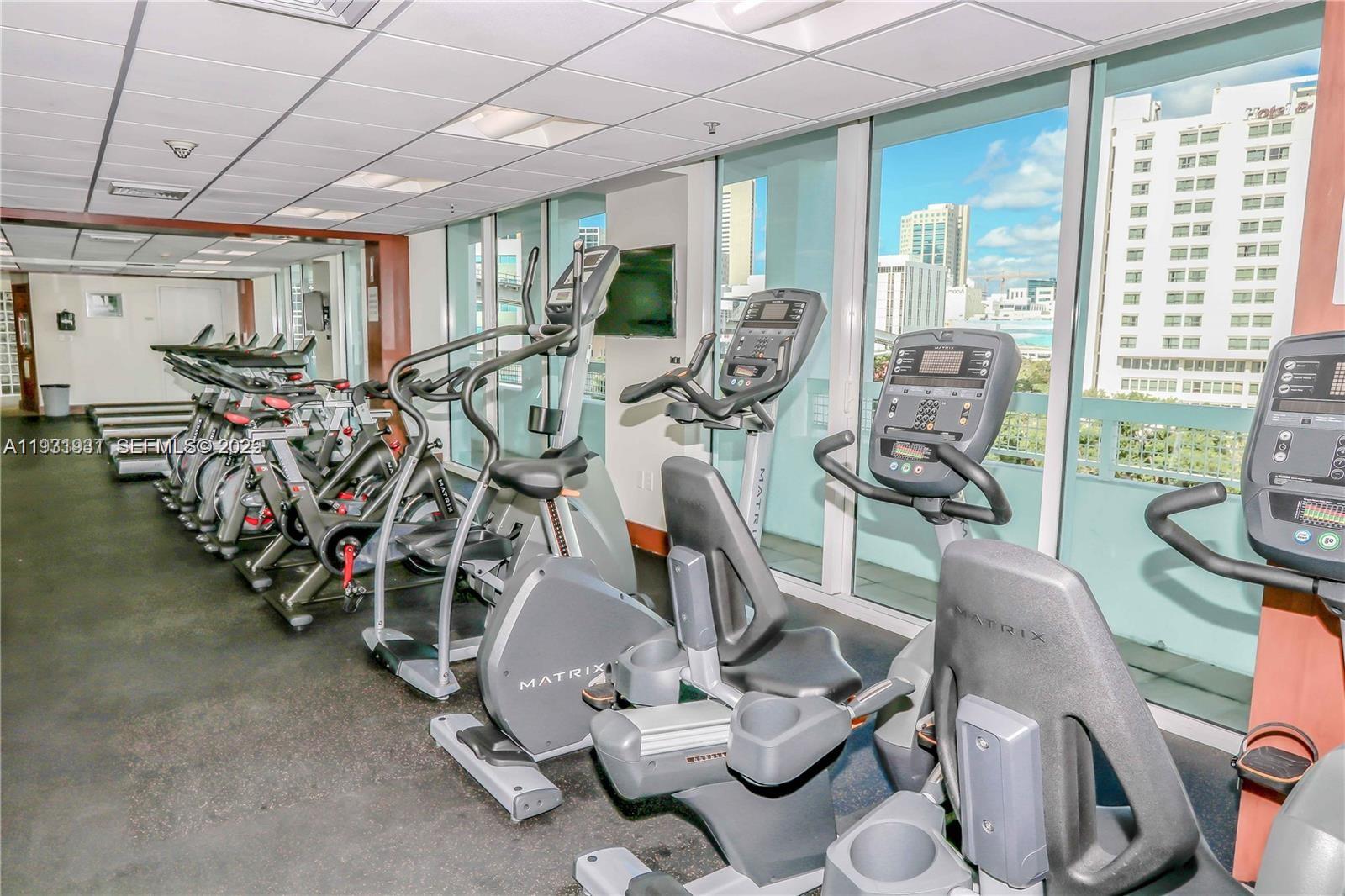 31 Southeast 5th Street, Unit 2907 Miami, FL 33131 - Photo 25 of 38 a view of a room with gym equipment