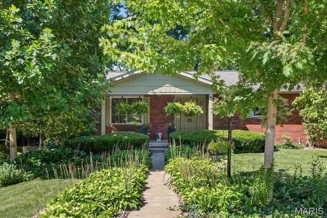 $299,900 | 1118 Robert Drive, Godfrey, IL 62035