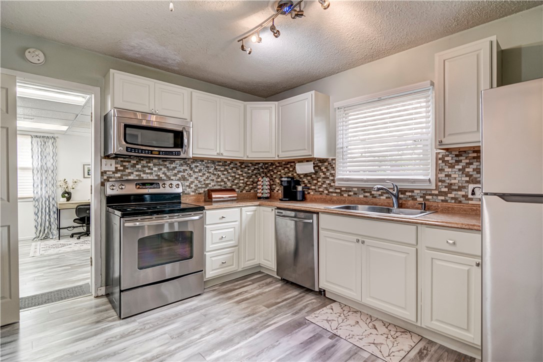 11 Meadow Terrace Drive Decatur, IL 62521 - Photo 7 of 23 Kitchen
