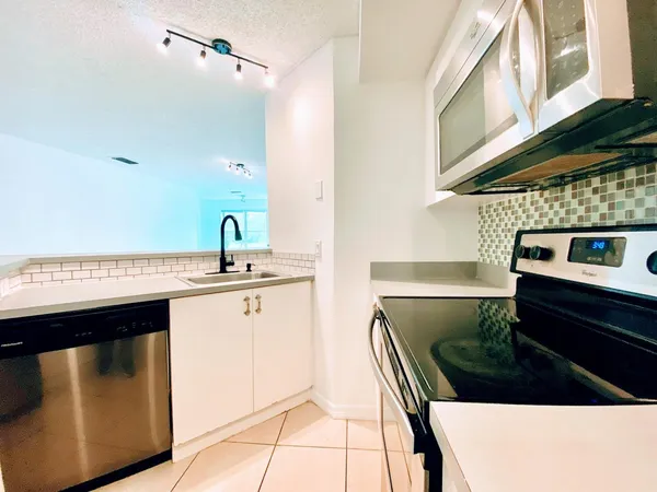 $1,700 | 3310 Pinewalk Drive North, Unit 1826, Margate, FL 33063