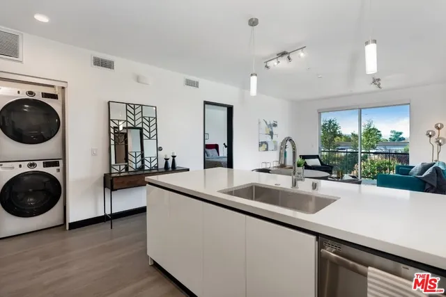 $3,595 | 11036 Moorpark Street, Unit 409, Los Angeles, CA 91602