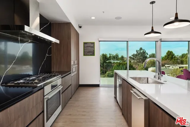 $3,595 | 11036 Moorpark Street, Unit 409, Los Angeles, CA 91602