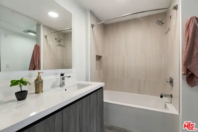 $3,595 | 11036 Moorpark Street, Unit 409, Los Angeles, CA 91602