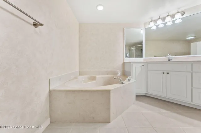 a view of an empty room with a ceiling fan