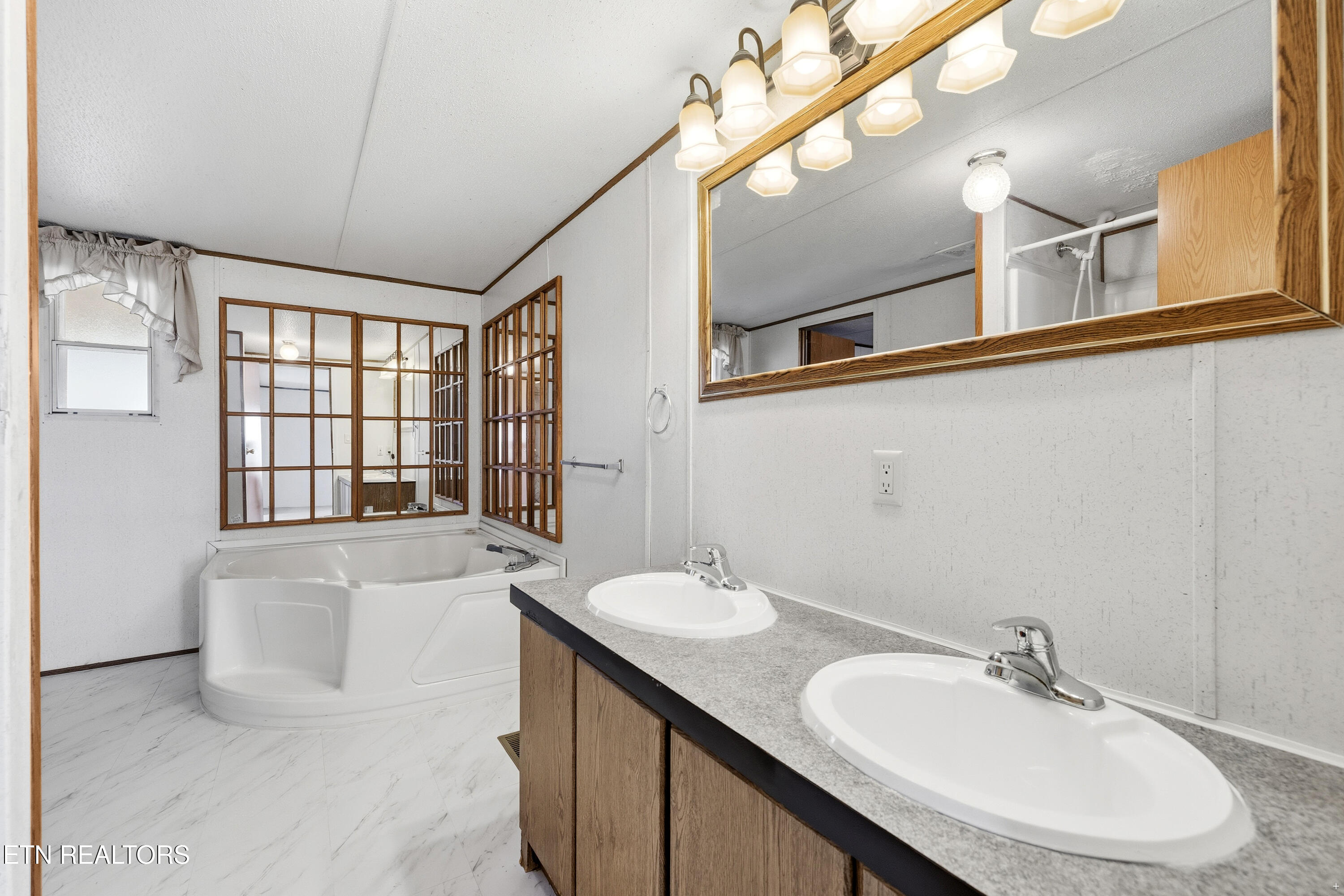 251 Glenlock Road Sweetwater, TN 37874 - Photo 17 of 37 Primary bath