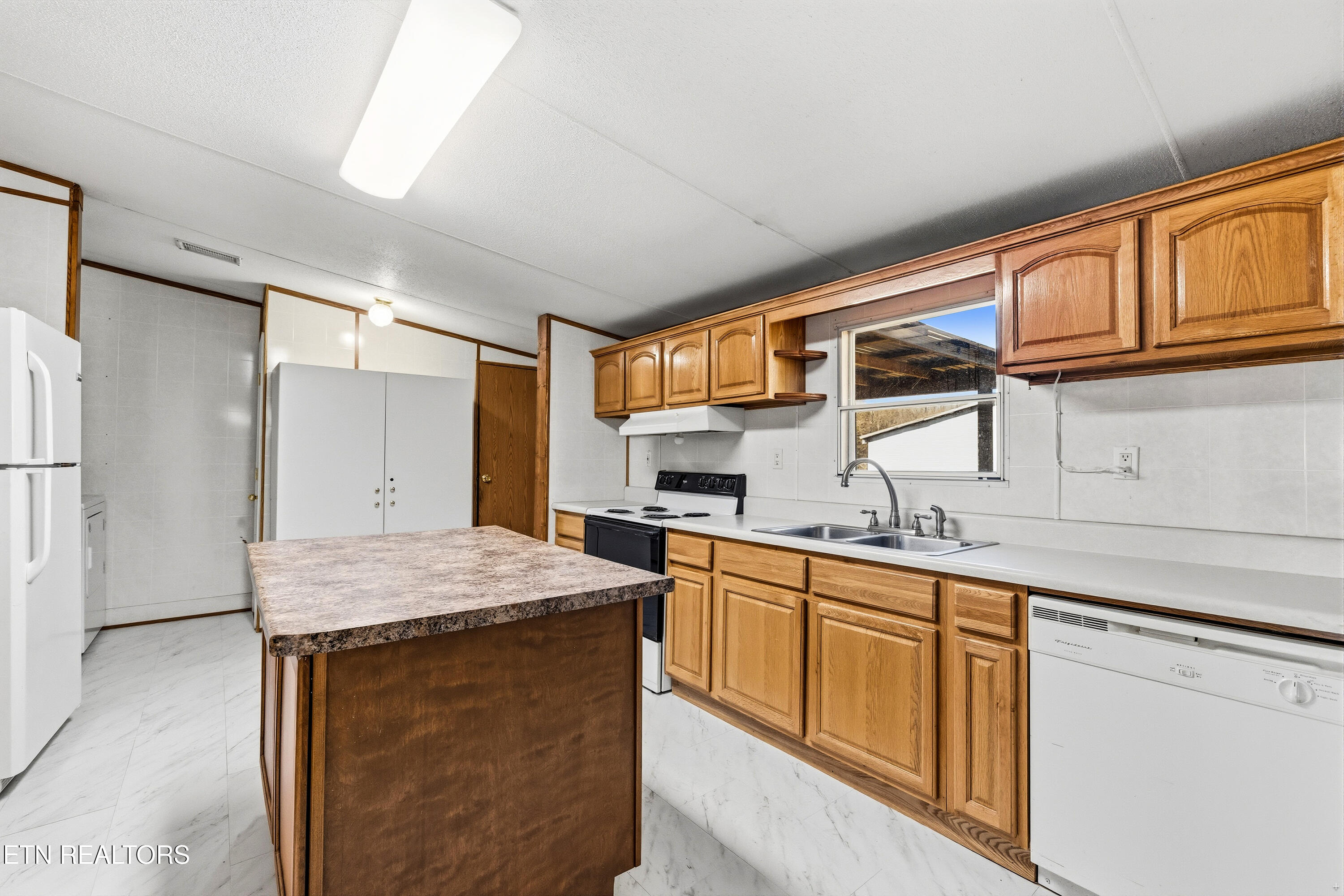 251 Glenlock Road Sweetwater, TN 37874 - Photo 9 of 37 Kitchen