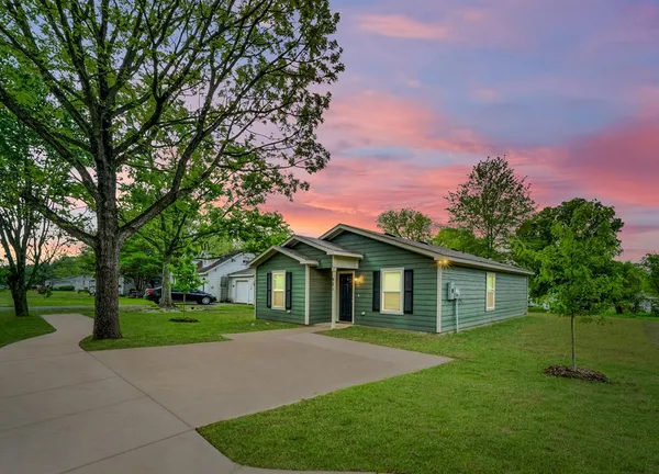 $225,000 | 921 West 9th Street, Bonham, TX 75418