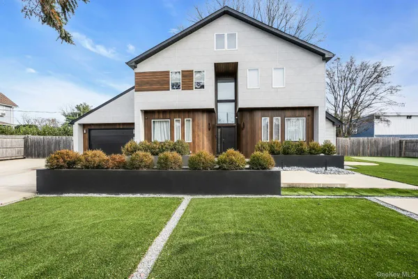 $1,950,000 | 3 Maple Street, Glenwood Landing, NY 11547