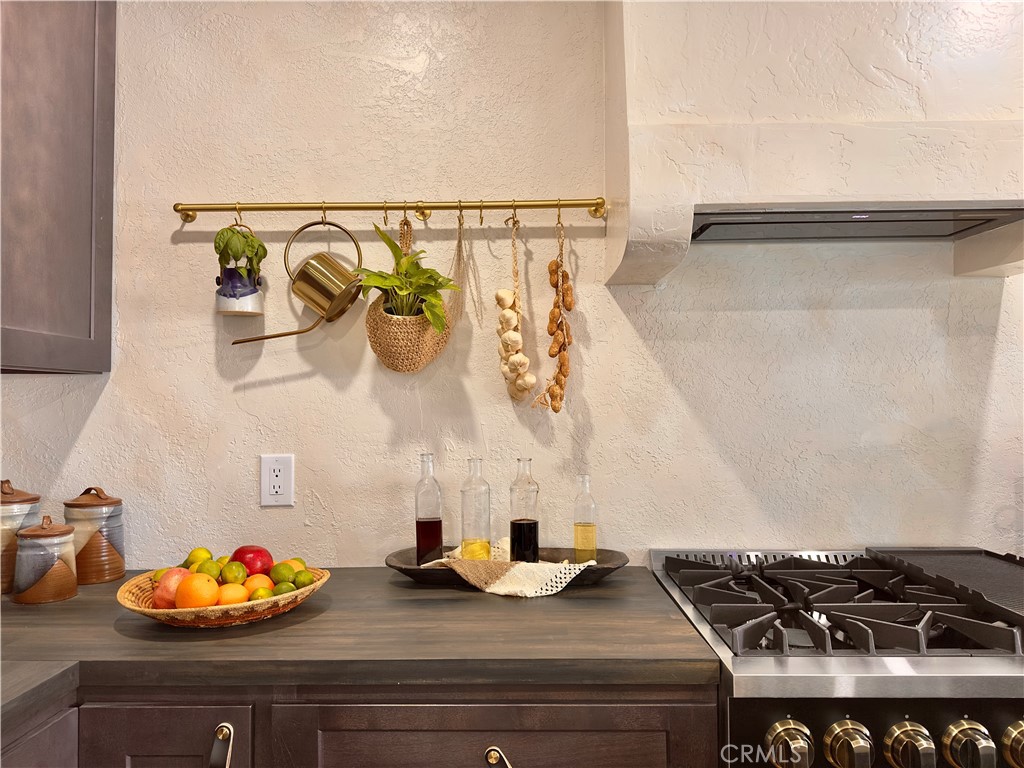 2907 South Ridgeley Drive Los Angeles, CA 90016 - Photo 17 of 37 a kitchen with a stove and cabinets